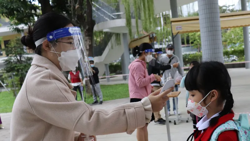 Sau một tuần đến trường, học sinh lớp 1 tạm dừng học trực tiếp