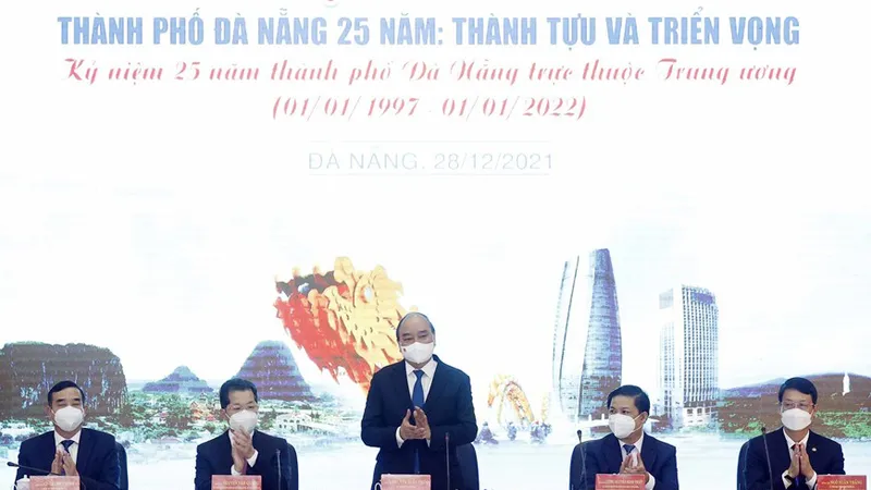 Chủ tịch nước Nguyễn Xuân Phúc tặng quà cho TP Đà Nẵng nhân kỷ niệm 25 năm TP Đà Nẵng trực thuộc Trung ương (1-1-1997-1-1-2022)