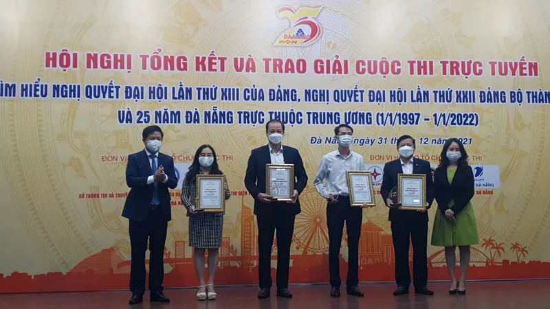 Ông Lương Nguyễn Minh Triết, Phó Bí thư Thường trực Thành ủy Đà Nẵng trao giải nhất cho các tập thể của cuộc thi 