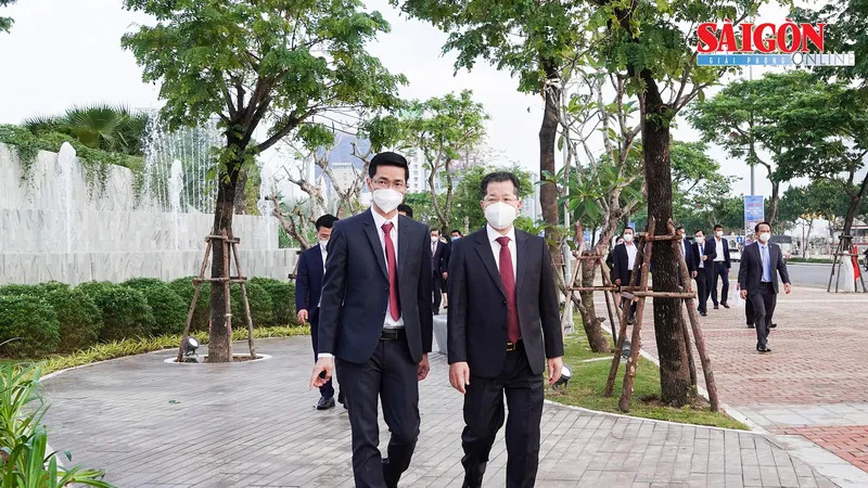 Ông Nguyễn Văn Quảng, Bí thư Thành ủy Đà Nẵng tham quan công trình Vườn tượng APEC sau lễ khánh thành