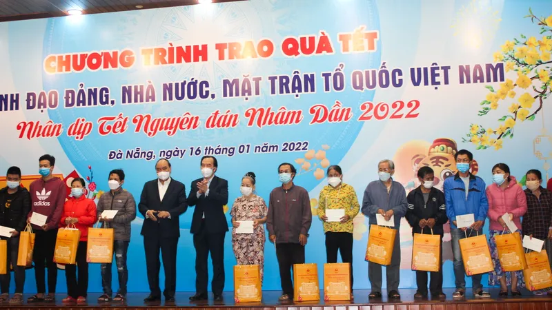 Chủ tịch nước Nguyễn Xuân Phúc trao quà Tết cho đại diện hộ nghèo, khó khăn do ảnh hưởng bởi dịch Covid-19