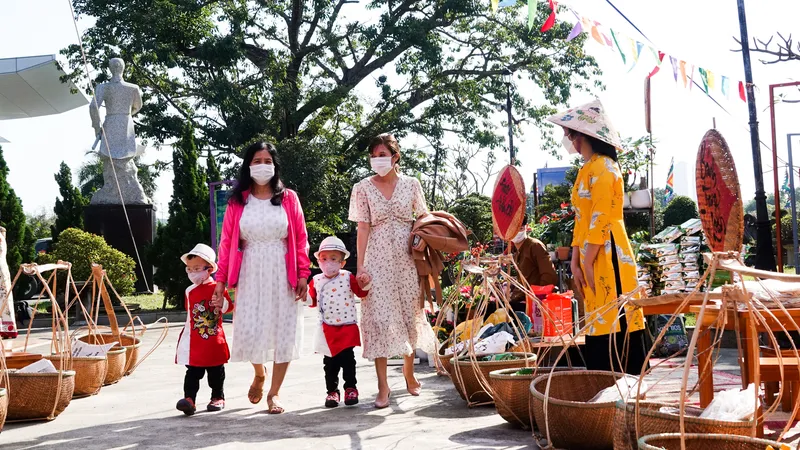 Một gia đình tham gia phiên chợ ngày tết
