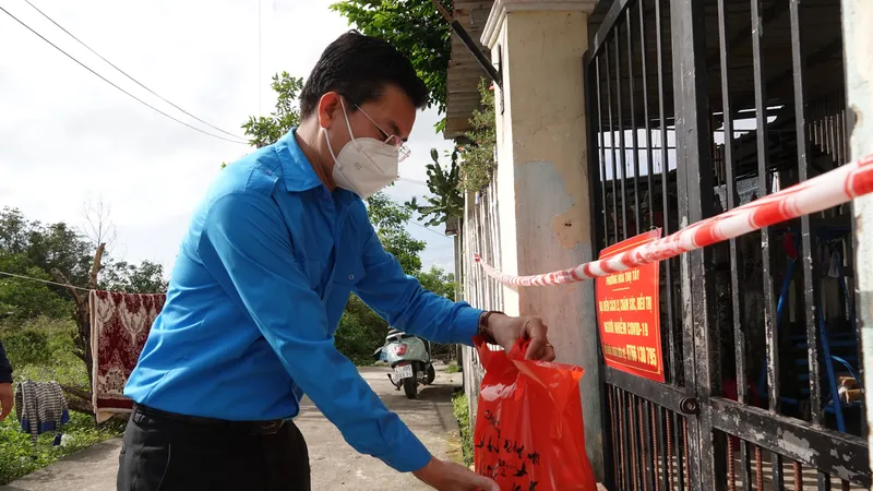 Anh Nguyễn Bá Duân, Phó Bí thư Thành Đoàn, Chủ tịch Hội Liên hiệp Thanh niên TP Đà Nẵng trao phần quà cho hộ gia đình 