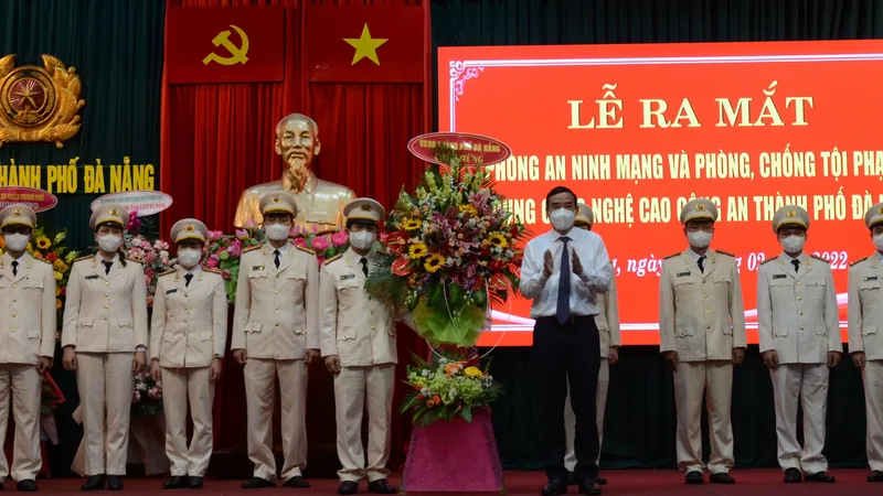 Ông Lê Trung Chinh, Phó Bí thư Thành ủy, Chủ tịch UBND TP Đà Nẵng tặng hoa chúc mừng đến tập thể cán bộ, chiến sỹ Phòng An ninh mạng và phòng, chống tội phạm sử dụng công nghệ cao