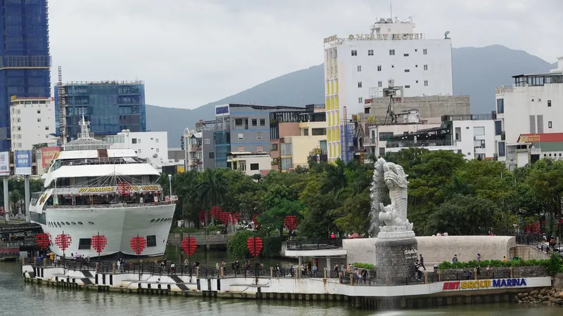 Không khí đông vui tại cầu Tình yêu ở bờ đông sông Hàn chiều 15-2