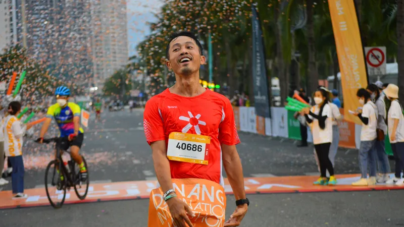 Anh Bùi Văn Đà (tỉnh Bến Tre) xuất sắc về đích nội dung Marathon dài 42,195km
