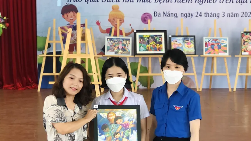 Người dân đến tham gia buổi đấu giá