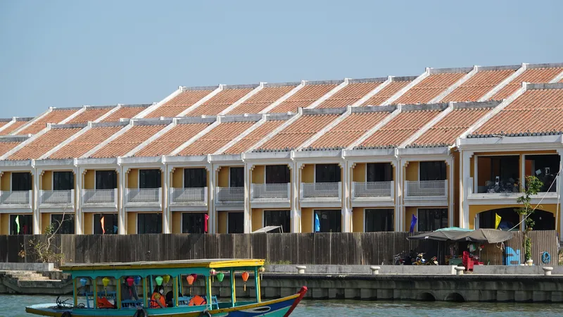 Cảnh trên bến dưới thuyền luôn thu hút du khách khi đến với sông Hoài phố Hội