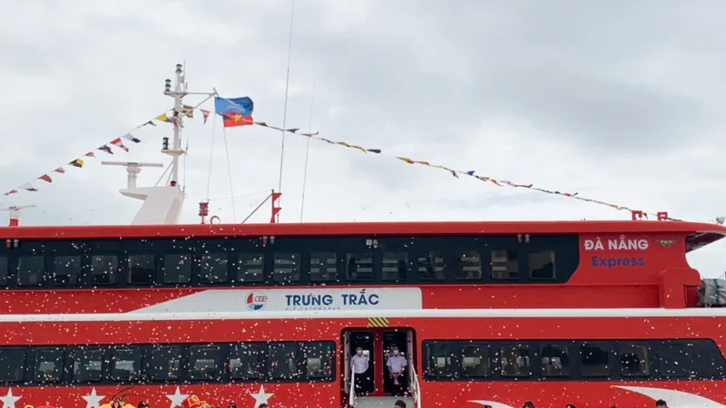 Tàu Trưng Trắc neo đậu bên bên Cảng sông Hàn chuẩn bị đón du khách từ Đà Nẵng tới đảo Lý Sơn