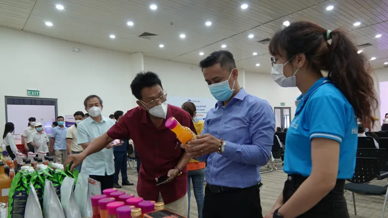 Hội nghị diễn ra với 2 hình thức trực tiếp kết hợp trực tuyến