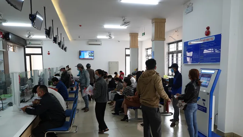  Bộ phận tiếp nhận và trả kết quả giao dịch đất đai tại huyện Hòa Vang ngày 5-4
