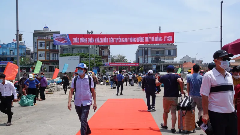 Những hành khách đầu tiên trên tuyến vận tải thủy Đà Nẵng - Lý Sơn 