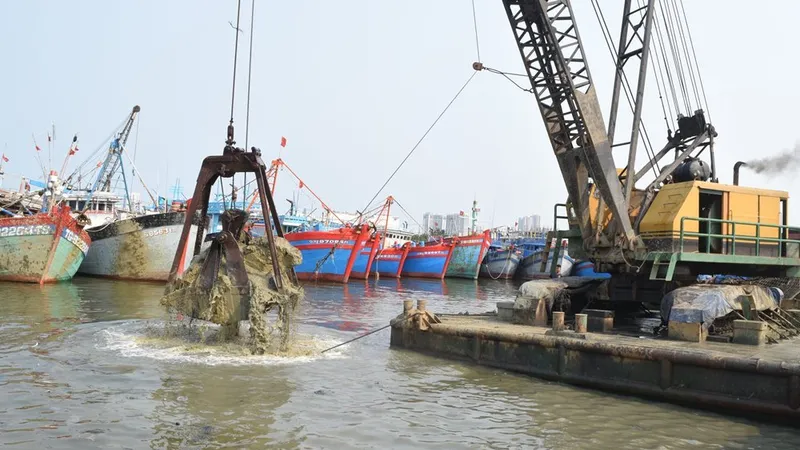 Nạo vét thí điểm khu vực thi công số 1 ở vùng nước phía Đông Âu thuyền Thọ Quang, đoạn từ cầu cảng số 3 về phía tuyến đường Chu Huy Mân