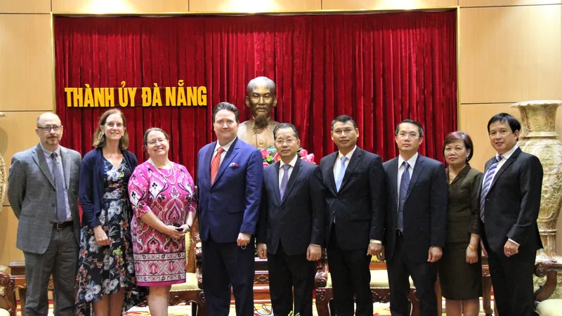 Ông Nguyễn Văn Quảng, Bí thư Thành ủy Đà Nẵng; ông Hồ Kỳ Minh, Phó Chủ tịch Thường trực UBND TP Đà Nẵng cùng đại diện các sở, ngành chụp ảnh cùng đoàn Đại sứ Hoa Kỳ tại Việt Nam