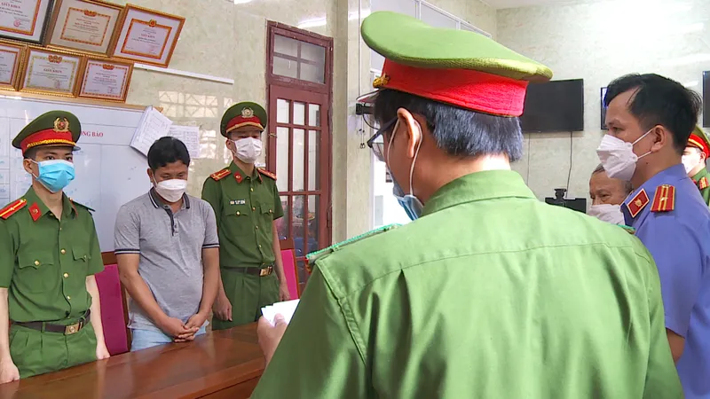 Lực lượng chức năng đọc quyết định khởi tố