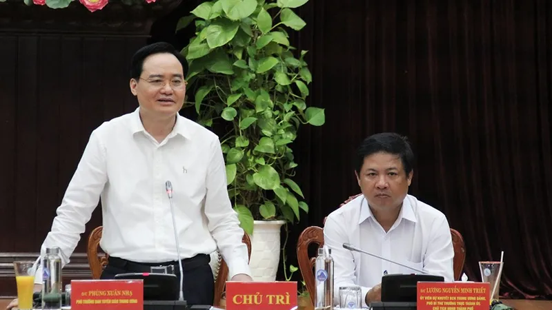Phó Trưởng ban Tuyên giáo Trung ương Phùng Xuân Nhạ phát biểu tại hội nghị