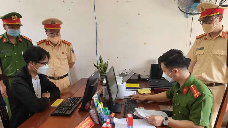 Người dân được hướng dẫn làm thủ tục và bấm biển số xe