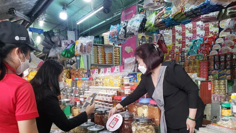 Chỉ với thao tác quét mã VietQR đơn giản, người đi chợ dễ dàng thanh toán khi mua hàng tại chợ