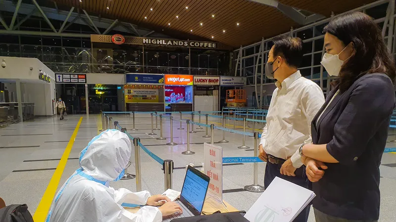 Du khách Hàn Quốc đăng ký test nhanh tại Sân bay quốc tế Đà Nẵng
