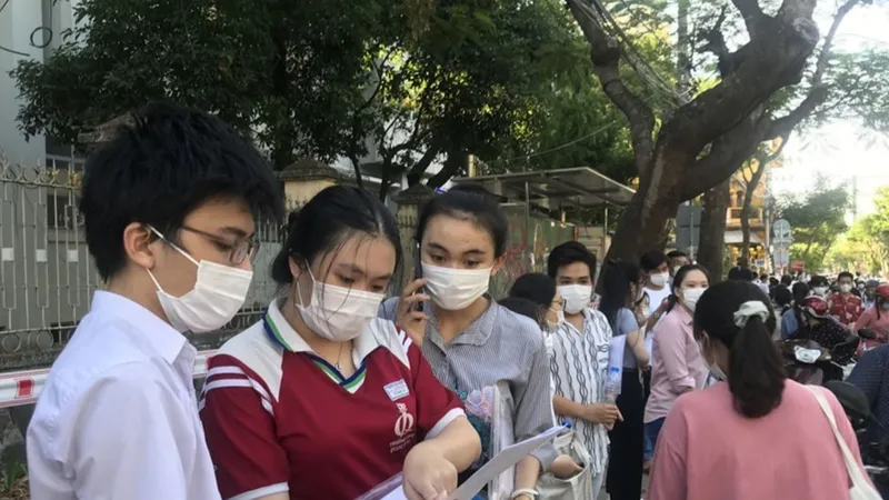 Các thí sinh bàn luận Kỳ thi tốt nghiệp THPT năm 2020
