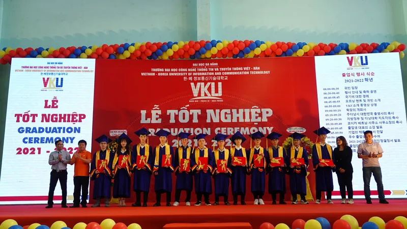 Các sinh viên được doanh nghiệp tuyển thẳng tại lễ tốt nghiệp
