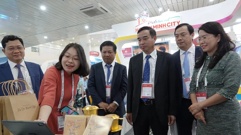 Các đại biểu tham quan các gian hàng tại Triển lãm về du lịch, hàng không châu Á