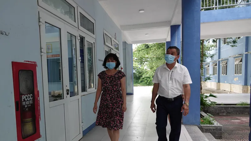 Ông Mai Tấn Linh, Phó Giám đốc sở GD-ĐT TP Đà Nẵng kiểm tra công tác chuẩn bị tại trường THCS Nguyễn Văn Linh