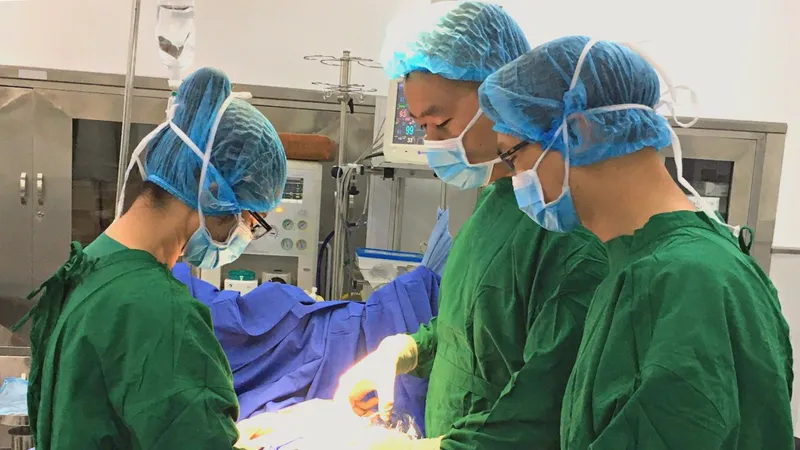 Các bác sĩ đang phẫu thuật cho bệnh nhân