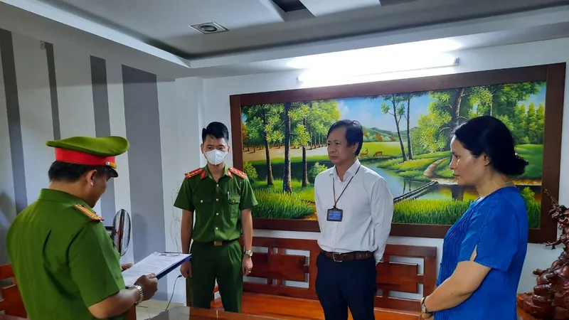 Cơ quan cảnh sát điều tra Công an TP Đà Nẵng đọc quyết định khởi tố vụ án, khởi tố bị can, bắt tạm giam đối với ông Tôn Thất Thạnh