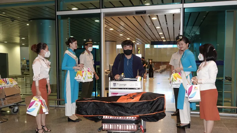 200 khách Hàn Quốc hạ cánh đến sân bay quốc tế Đà Nẵng lúc 21 giờ 25 phút ngày 22-6 
