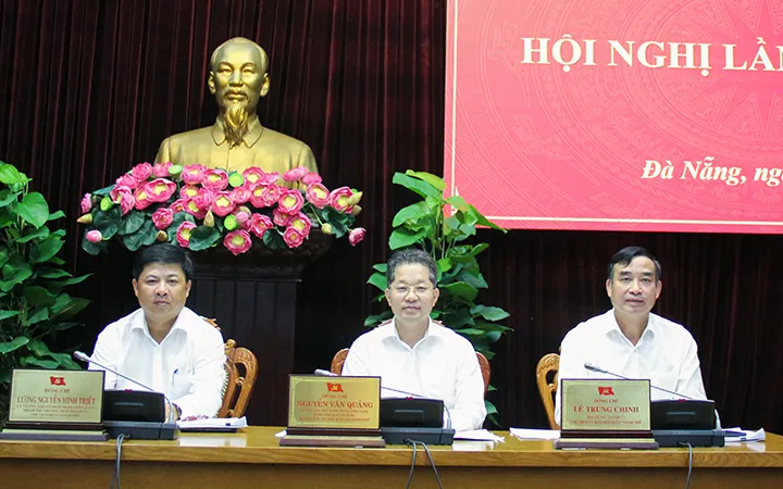 Bí thư Thành ủy Nguyễn Văn Quảng (giữa), Phó Bí thư Thường trực Thành ủy Lương Nguyễn Minh Triết (bên trái) và Chủ tịch UBND TP Lê Trung Chinh đồng chủ trì hội nghị