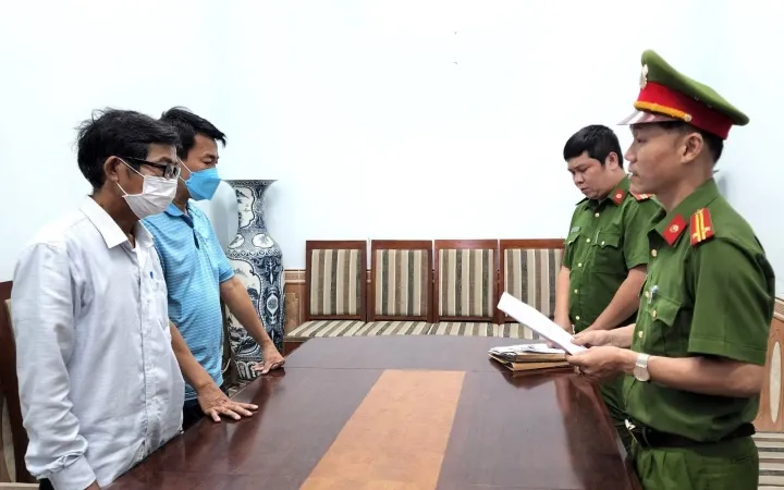 Cơ quan Cảnh sát điều tra Công an quận Cẩm Lệ công bố quyết định khởi tố 2 bị can