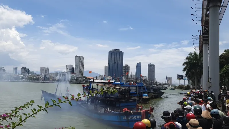Nhiều người dân chứng kiến vụ việc và đã liên lạc với lực lượng chức năng