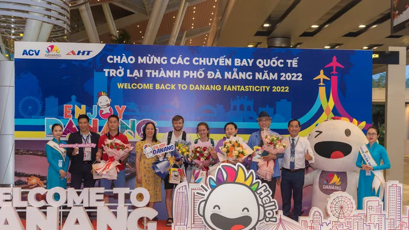 Ngành du lịch Đà Nẵng tặng quà cho du khách trên chuyến bay từ Siêm Riệp tới Đà Nẵng