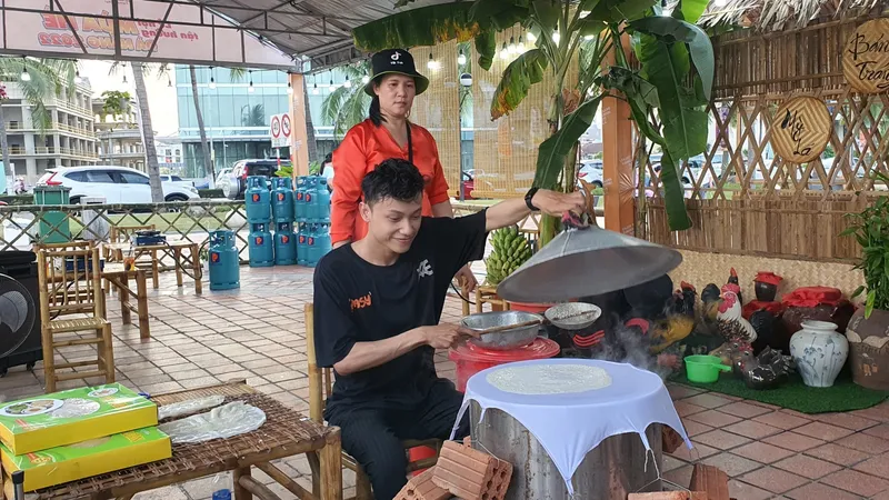 Du khách trải nghiệm làm bánh tráng