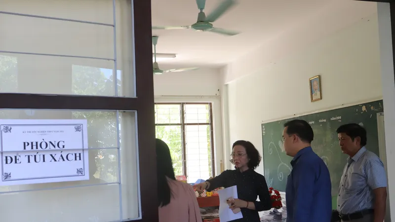 Các điểm thi cần bố trí phòng gửi đồ cho các thí sinh cách điểm thi 25m theo quy định
