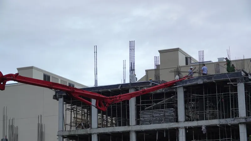 Xe cấp cứu nhanh chóng đến hiện trường cho ng bị thương đến Bệnh viện Đà Nẵng