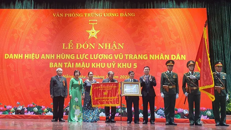 Trao danh hiệu Anh hùng LLVT nhân dân cho Ban Tài mậu Khu ủy Khu 5 (1960-1975)