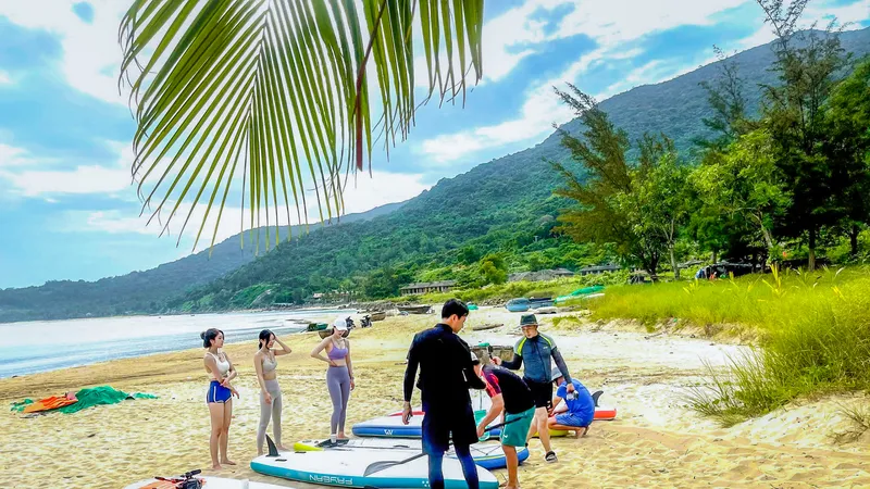 Ghi hình hoạt động chèo SUP tại biển Đà Nẵng