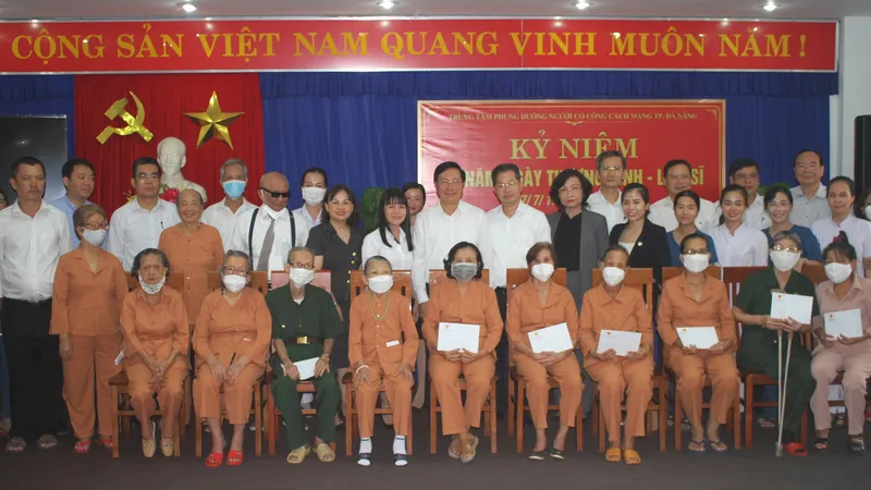 Phó Thủ tướng Thường trực Chính phủ Phạm Bình Minh cùng chụp ảnh lưu niệm với những người đang được phụng dưỡng tại Trung tâm Phụng dưỡng người có công cách mạng TP Đà Nẵng