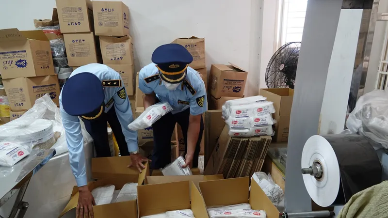 Đội Quản lý thị trường số 5 tiến hành niêm phong và tạm giữ hàng hóa có dấu hiệu vi phạm