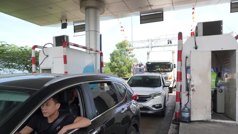 Ngày đầu thu phí không dừng trên đường cao tốc Đà Nẵng - Quảng Ngãi: Lỗi hệ thống, ùn tắc cục bộ