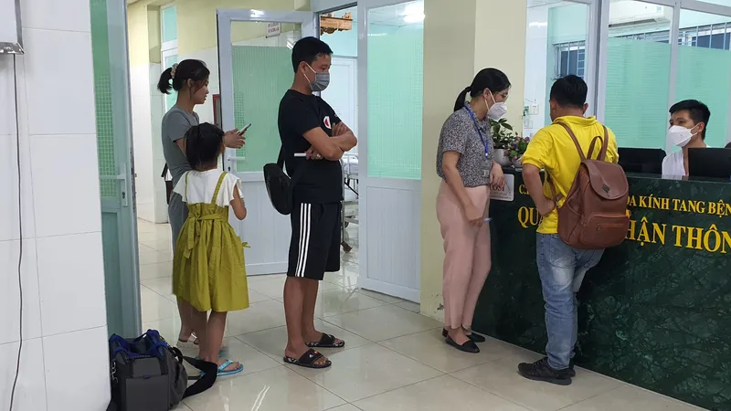 Nhân viên Ban Quản lý ATTP TP Đà Nẵng lấy thông tin từ đơn vị hướng dẫn tour