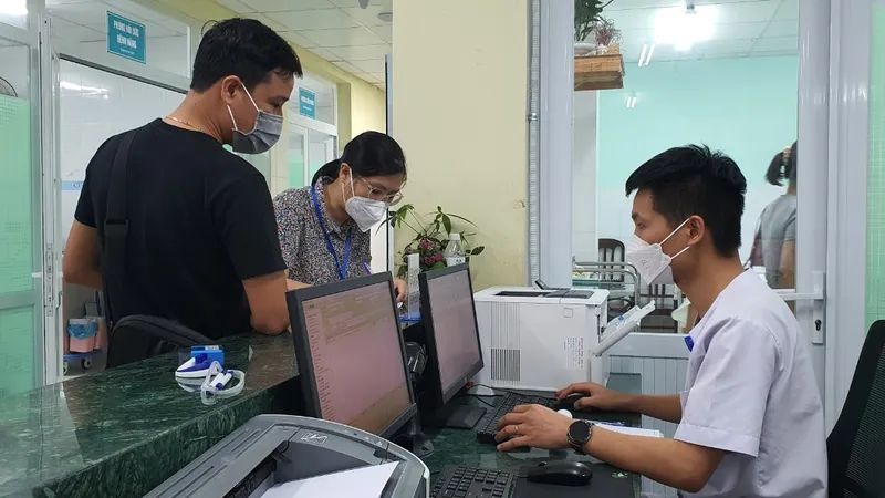Tổ điều tra của Ban Quản lý An toàn thực phẩm có mặt tại Bệnh viện 199 lấy thông tin từ bệnh nhân, du khách