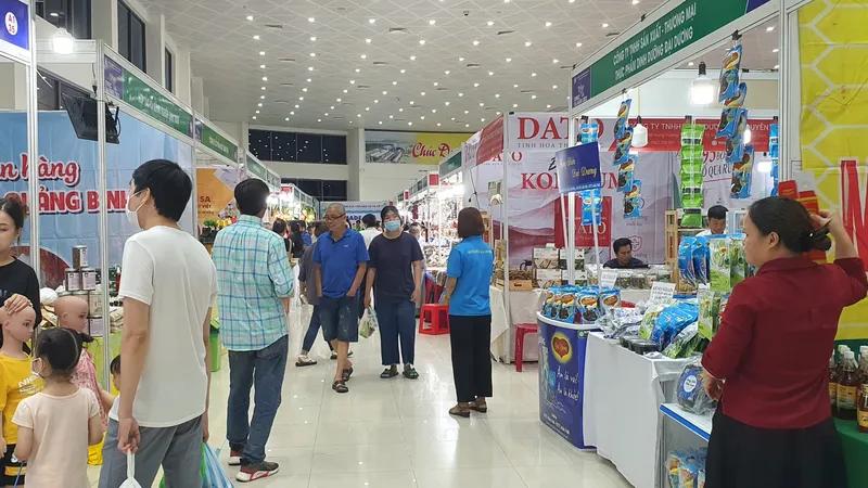 Hơn 400 gian hàng tại hội chợ