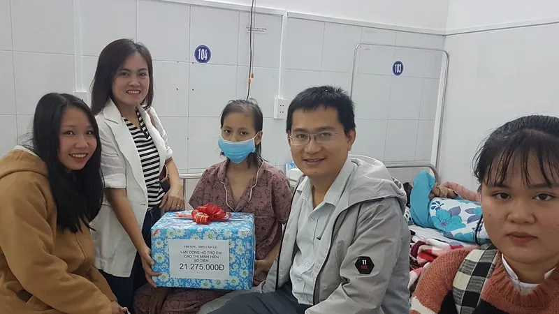 Ban Chấp hành Hội Khuyến học thăm và trao quà cho em H., học sinh lớp 11/8