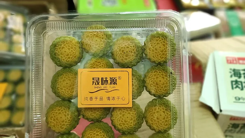 Hơn 4500 sản phẩm là bánh trung thu, kẹo các loại xuất xứ nước ngoài nhưng không có nguồn gốc