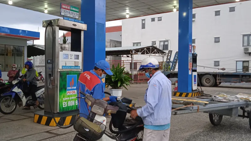 Người dân mua xăng tại cửa hàng trên đường Ngô Quyền (quận Sơn Trà, TP Đà Nẵng)
