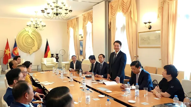 Ông Ngô Xuân Thắng, Chủ tịch MTTQ Việt Nam TP Đà Nẵng phát biểu tại buổi gặp mặt các doanh nhân, kiều bào tại Berlin, CHLB Đức