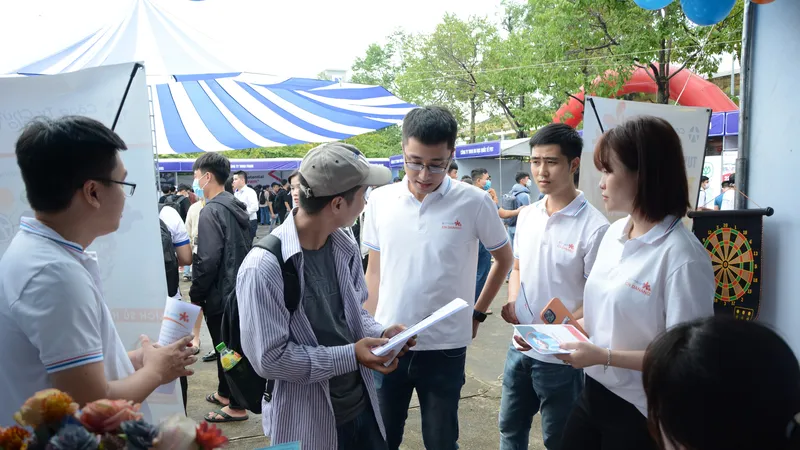 Người lao động tìm kiếm thông tin tuyển dụng